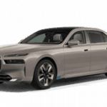 Silberner BMW i7 in Seitenansicht auf weißem Hintergrund.