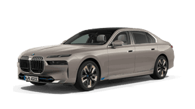 Silberner BMW i7 in Seitenansicht auf weißem Hintergrund.
