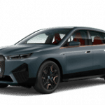 Grauer BMW iX M60 vor weißem Hintergrund, Seitenansicht.