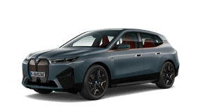 Grauer BMW iX M60 vor weißem Hintergrund, Seitenansicht.