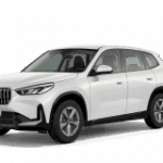 Weißer BMW iX1 vor weißem Hintergrund, seitliche Frontansicht.