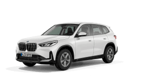 Weißer BMW iX1 vor weißem Hintergrund, seitliche Frontansicht.