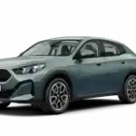 Grüner BMW X2 2023 in seitlicher Ansicht auf weißem Hintergrund.