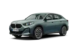 Grüner BMW X2 2023 in seitlicher Ansicht auf weißem Hintergrund.