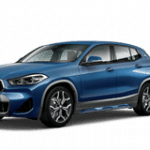 Blauer BMW X2 Plug-in Hybrid auf weißem Hintergrund, seitliche Ansicht.