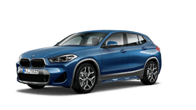 Blauer BMW X2 Plug-in Hybrid auf weißem Hintergrund, seitliche Ansicht.
