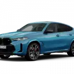 Blauer BMW X6 vor schwarzem Hintergrund, frontal seitlich von links.