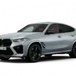 Silberner BMW X6 M vor schwarzem Hintergrund, Seitenansicht.