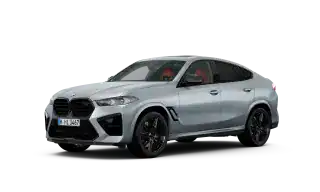 Silberner BMW X6 M vor schwarzem Hintergrund, Seitenansicht.