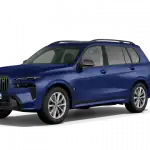 Blauer BMW X7 vor schwarzem Hintergrund, seitliche Ansicht, silberne Felgen.