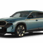 Blauer BMW SUV auf weißem Hintergrund, seitliche Vorderansicht.