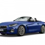 Blauer BMW Z4 M Roadster, schräg von vorne fotografiert, auf schwarzem Hintergrund.