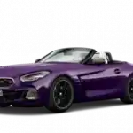 Lila BMW Z4 Roadster, seitliche Ansicht, schwarzer Hintergrund.